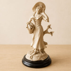 Figura decorativa de dama con cesta estilo clásico sobre base