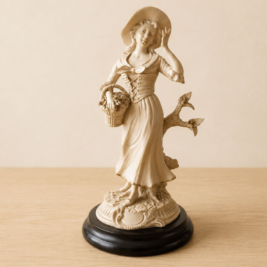 Figura decorativa de dama con cesta estilo clásico sobre base